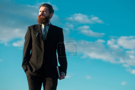 Téléchargez les photos : Homme d'affaires sur le ciel avec espace de copie, insouciant - en image libre de droit