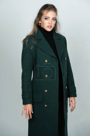 Téléchargez les photos : Vogue female coat. Young glamour woman wearing stylish fashion dress. Fashion model in studio - en image libre de droit