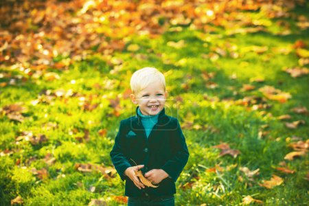 Foto de Otoño niños Retrato en otoño Hojas amarillas. Niño pequeño en amarillo Park Outdoor - Imagen libre de derechos