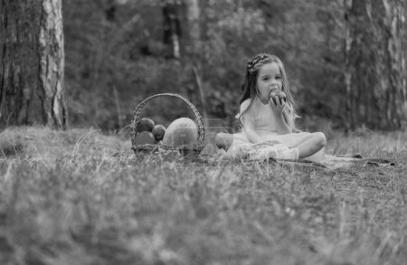 Téléchargez les photos : Petite fille sur fond jaune de feuilles d'érable tombantes, automne en plein air - en image libre de droit