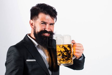 Foto de Cerveza artesanal. Feliz hombre sonriente con un vaso de cerveza. Degustación y degustación - Imagen libre de derechos