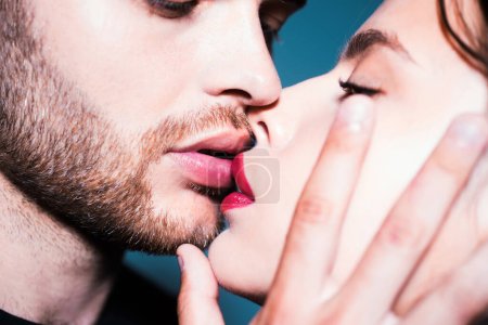 Téléchargez les photos : Romantique beau beau couple d'amoureux baisers - en image libre de droit