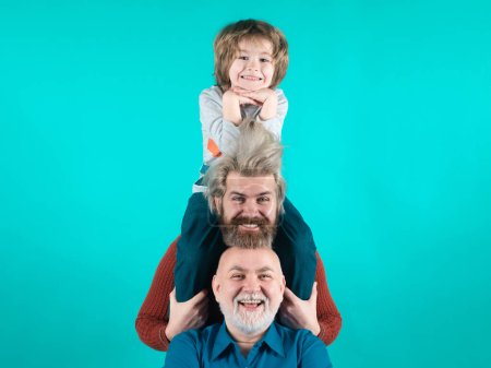 Porträt des glücklichen Großvaters Vater und Sohn lächelnd. Vatertagskonzept. Menschen unterschiedlichen Alters. Lustige Männergesichter