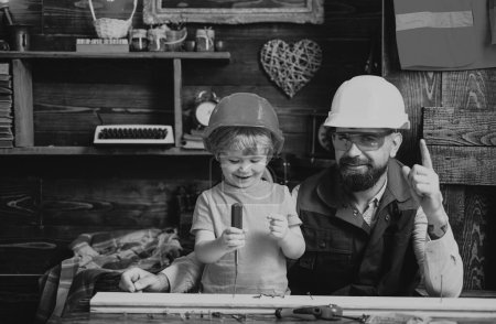 Foto de Niño con trabajos de padre carpintero con destornillador y tornillo - Imagen libre de derechos