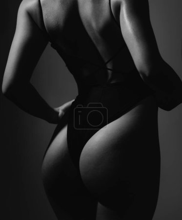 Foto de Foto de arte de moda de mujer sensual hermosa. Hermosa chica posando cuerpo desnudo. Chicas de moda con el cuerpo perfecto. Silueta de cuerpo femenino - Imagen libre de derechos