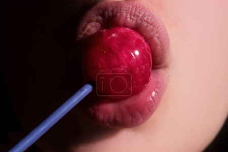 Téléchargez les photos : Léchage femme sucette, bannière d'art, lèvres rouges avec sucette. Sexy bouche féminine rouge et la langue avec sucette pop. Tirage d'art pour le design - en image libre de droit