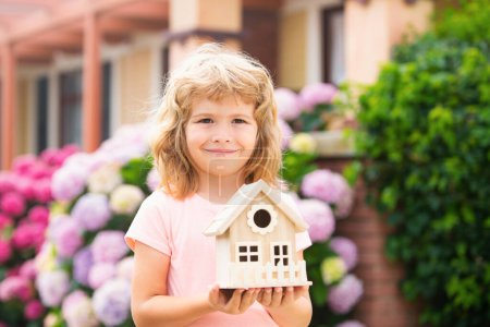 Foto de Niño niño con juguete pequeño casa de madera, nuevo concepto de hogar - Imagen libre de derechos