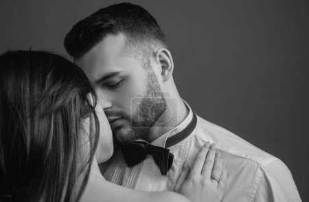Foto de Primer plano de hermosa pareja sexy apasionada besándose. Joven novia y novio - Imagen libre de derechos