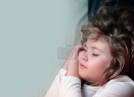 Foto de Siesta de niño. Lindo chico durmiendo en la cama. Durmiendo cara de niño - Imagen libre de derechos