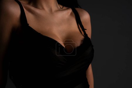 Téléchargez les photos : Women with sexy breas, boobs in bra, sensual tits. Beautiful slim female body. Lingerie model. Closeup of sexy female boob in black bra - en image libre de droit