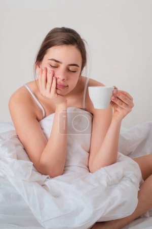 Téléchargez les photos : Femme avec café du matin sur le lit - en image libre de droit