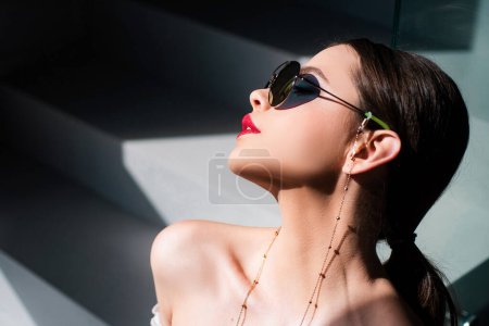 Téléchargez les photos : Femme de mode élégante dans les lunettes de soleil, accessoires à la mode à la mode - en image libre de droit