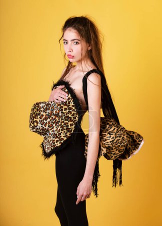 Foto de Concepto femenino de moda. Mujer de moda en ropa de leopardo. Chica desnuda en vestido de animal print - Imagen libre de derechos