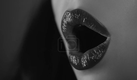 Foto de Expresión, boca abierta, oral. Labios de arte, impresionantes y sorprendentes emociones femeninas, erotismo. Primer plano labio sexy - Imagen libre de derechos