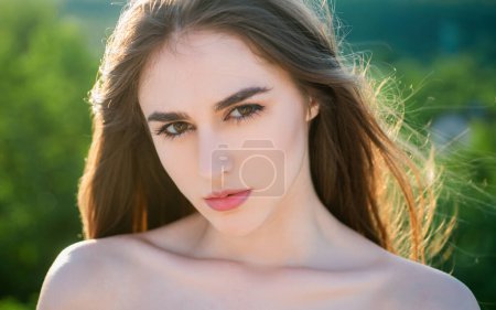 Foto de Mujer de hombros desnudos. Chica de verano al aire libre. Primer plano Cara femenina. Belleza natural - Imagen libre de derechos