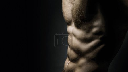 Foto de Sexy deporte muscular ajuste chico despojado. Hombre torso desnudo, abdominales masculinos y cuerpo. Hombre desnudo. Torso masculino desnudo. Cuerpo sexy. - Imagen libre de derechos
