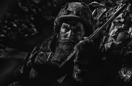 Téléchargez les photos : Soldats russes ou ukrainiens avec fusil. Russie vs Ukraine soldat - en image libre de droit