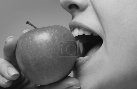 Téléchargez les photos : Dents saines et pomme. Soins dentaires. Une femme qui mord une pomme. Bouche fermer - en image libre de droit