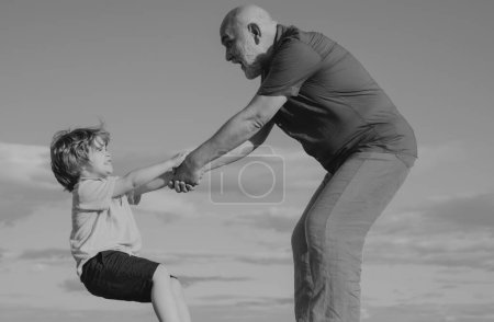 Foto de Creció reprendiendo a un niño por mal comportamiento. Padre ayudando a extender la mano. Debemos educar mejor a nuestros jóvenes. - Imagen libre de derechos