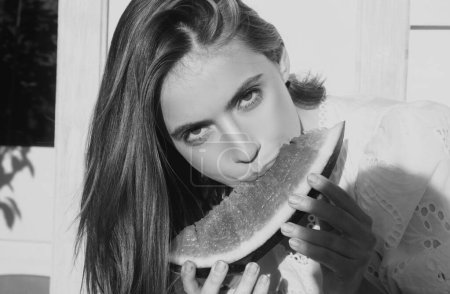 Téléchargez les photos : Gros plan portrait de jeune femme sensuelle mangeant pastèque - en image libre de droit
