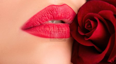 Foto de Hermosa boca de labios de mujer con rosa, bandera - Imagen libre de derechos
