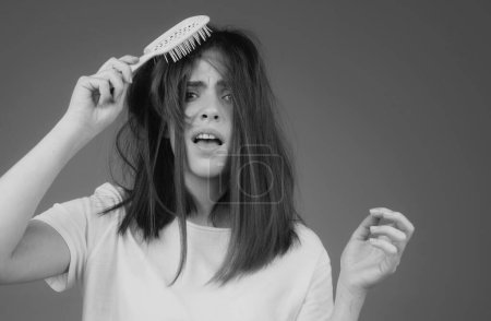 Téléchargez les photos : Femme avec problème de perte de cheveux inquiet de la perte de cheveux - en image libre de droit