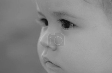 Téléchargez les photos : Portrait de petit bébé. Concept d'enfants macro recadré visage gros plan. Tête tirer portrait enfants - en image libre de droit