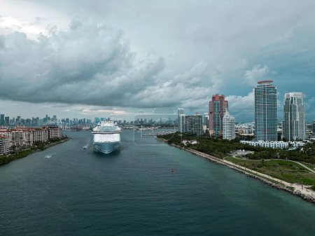 Photo for Miami Beach, cruise boat liner. Cruise in Miami city, South Point Park in Miami Beach, aerial view of cruise liner. Beach coast of Miami Beach, cruise liner, summer travel - Royalty Free Image