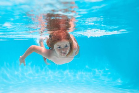 Foto de Salpicaduras de niños en la piscina. Niño nadando bajo el agua en la playa en el mar en verano. Agua azul del océano. Niño nadando en el mar - Imagen libre de derechos
