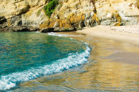 Téléchargez les photos : Summer beach, ocean waves on a tropical sea with deep blue wawes. Calm sea, ocean background - en image libre de droit