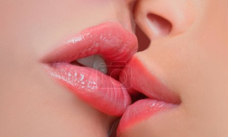 Téléchargez les photos : Deux amies lesbiennes s'embrassent. Les lèvres sensuelles s'embrassent. Passion et toucher sensuel - en image libre de droit