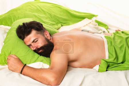 Foto de El hombre duerme en la cama con un sueño muy profundo. Joven durmiendo en la cama. Joven en la cama - tratando de dormir - Imagen libre de derechos