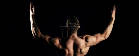 Téléchargez les photos : Bodybuilder homme montrer biceps, triceps avec les mains levées, le dos. Modèles de bannière avec homme musclé, torse musculaire, six pack abs muscle - en image libre de droit