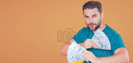 Foto de Un hombre exitoso contando dinero. Guapo hombre de mediana edad sosteniendo un montón de billetes de 100 dólares. Un tipo con dinero en efectivo. Hombre de negocios con efectivo en dólares - Imagen libre de derechos