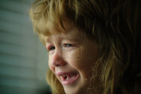 Téléchargez les photos : Gros plan d'un visage d'enfant triste pleurant de larmes - en image libre de droit