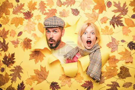 Téléchargez les photos : Couple surpris sur les rabais de vêtements d'automne, homme avec barbe et une jolie fille en arrière-plan jaune. Couple d'automne portant des vêtements d'automne. L'ambiance automnale et le temps sont chauds et ensoleillés - en image libre de droit