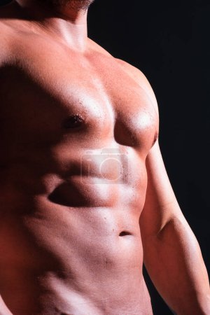 Foto de Torso de hombre desnudo. Cortado cuerpo de sexy muscular desnudo gay. Un abdominales desnudo. Torso muscular de atleta hombre sexy con cuerpo fuerte - Imagen libre de derechos