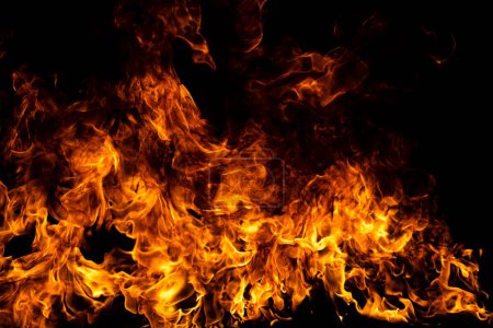 Foto de Aislamiento de llama de fuego sobre fondo negro. Quemar llamas, textura abstracta. Diseño de arte para patrón de fuego, textura de llama - Imagen libre de derechos