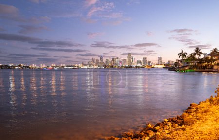 Téléchargez les photos : Miami, Floride, États-Unis skyline sur la baie de Biscayne - en image libre de droit