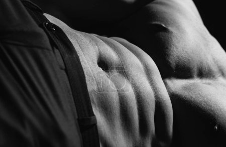 Foto de Cuerpo de hombre sexy. Torso de hombre. Fuerte despojado músculo masculino modelo de primer plano - Imagen libre de derechos