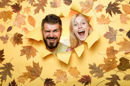 Téléchargez les photos : Couple drôle se préparer pour la vente d'automne. Couple joyeux est heureux avec les derniers jours chauds de l'automne. Couple surpris sur les rabais de vêtements d'automne, homme barbu et une jolie fille en fond jaune - en image libre de droit