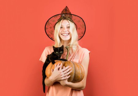 Foto de Concepto de Halloween anuncio con pegatinas chica aislada. Bruja con calabaza y gato negro. Concepto de Halloween. Listo para eslogan de texto o producto - Imagen libre de derechos