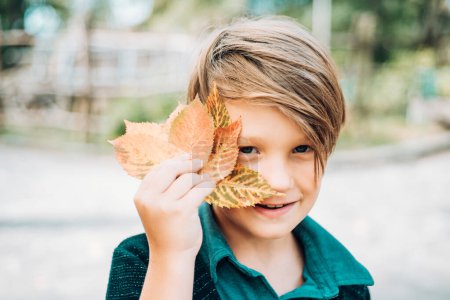 Foto de Niño de otoño con ánimo otoñal. Niño en una brisa en un pueblo de otoño. Concepto de publicidad - Imagen libre de derechos
