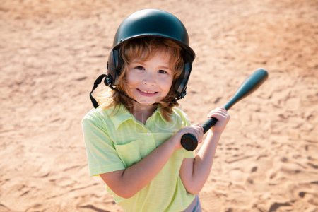 Téléchargez les photos : Drôle de gamin à batte à un match de baseball. Gros plan portrait d'enfant - en image libre de droit