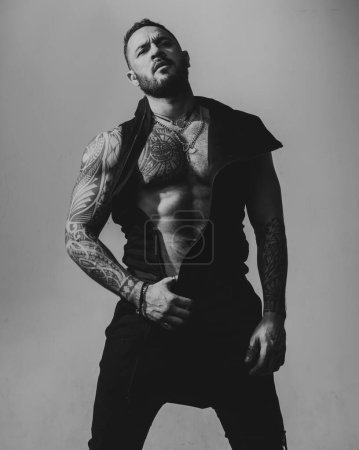 Téléchargez les photos : Musclé homme sexy avec un torse nu - en image libre de droit