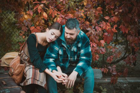 Téléchargez les photos : Couple attrayant passer un moment romantique ensemble, habiller dans un style rural traditionnel assis à proximité l'un de l'autre un jour d'automne. Le concept d'émotions authentiques. Rencontrer et accompagner votre - en image libre de droit