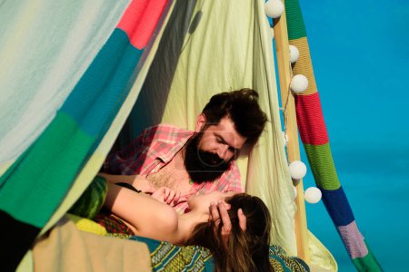 Téléchargez les photos : Couple dans une tente. Portrait sensuel de jeunes couples amoureux campant. Couple aimant embrasser et embrasser - en image libre de droit