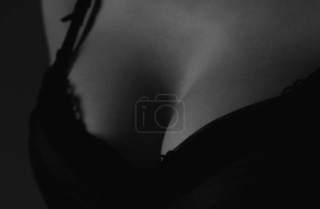 Foto de Women with large breasts. Sexy breas, boobs in bra, sensual tits. Female body of lingerie model. Closeup of sexy female boob in black bra - Imagen libre de derechos