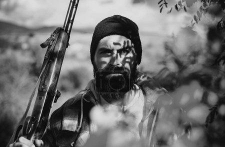 Foto de Retrato del hamdsome Hunter. Hunter con escopeta a la caza. Hombre sosteniendo escopeta. Gran juego. Caza de ciervos - Imagen libre de derechos