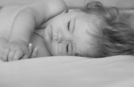 Foto de Bebé durmiendo en la cama. Dormir tranquilo, dormir lindo niño - Imagen libre de derechos